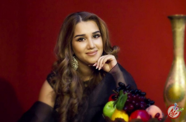 Дилсўз ҳам устозининг изидан бориб, қозоқ тилида қўшиқ куйлади