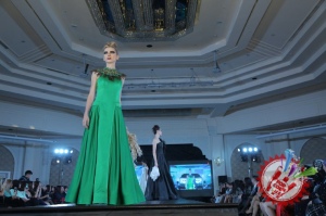 Дизайнерлар Нариман Григорян ва Лидия Андре навбатдаги либослари коллекциясининг намойишини ўтказди