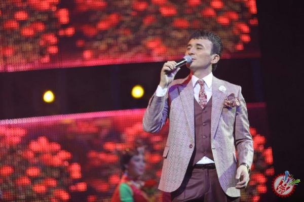 Улуғбек Раҳматуллаевнинг яккахон концерт дастуридан фоторепортаж