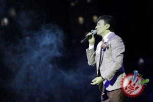 Улуғбек Раҳматуллаевнинг яккахон концерт дастуридан фоторепортаж