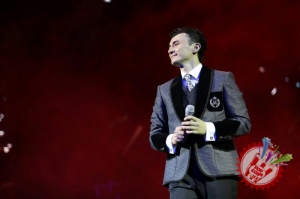 Улуғбек Раҳматуллаевнинг яккахон концерт дастуридан фоторепортаж