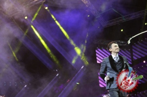 Улуғбек Раҳматуллаевнинг яккахон концерт дастуридан фоторепортаж