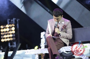 Улуғбек Раҳматуллаевнинг яккахон концерт дастуридан фоторепортаж