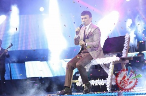 Улуғбек Раҳматуллаевнинг яккахон концерт дастуридан фоторепортаж