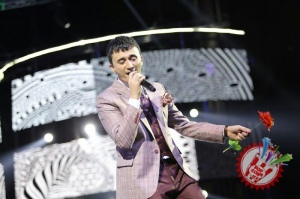 Улуғбек Раҳматуллаевнинг яккахон концерт дастуридан фоторепортаж