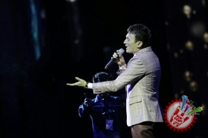 Улуғбек Раҳматуллаевнинг яккахон концерт дастуридан фоторепортаж