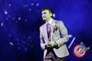 Улуғбек Раҳматуллаевнинг яккахон концерт дастуридан фоторепортаж