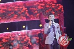 Улуғбек Раҳматуллаевнинг яккахон концерт дастуридан фоторепортаж