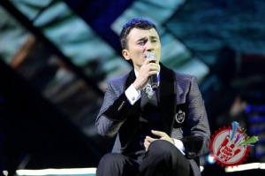 Улуғбек Раҳматуллаевнинг яккахон концерт дастуридан фоторепортаж