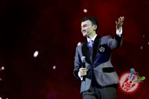 Улуғбек Раҳматуллаевнинг яккахон концерт дастуридан фоторепортаж