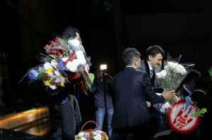 Улуғбек Раҳматуллаевнинг яккахон концерт дастуридан фоторепортаж