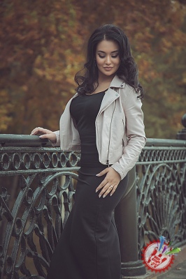 Хонанда Ҳадича янги фотосессиясини тақдим қилди