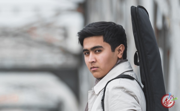 Иброҳим Ўткиров “Деразадан” номли қўшиғини тақдим қилди