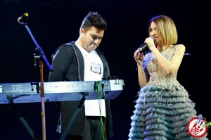 Сарвар ва Комилнинг “Бир муҳаббат қиссаси” номли концертидан фоторепортаж