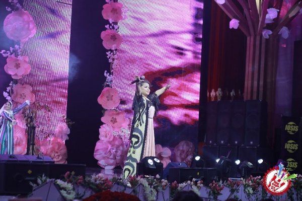 10 йил соғинтирган Юлдуз Усмонова яккахон концерт дастурини намойиш этмоқда