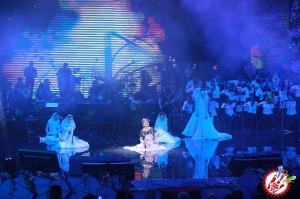 10 йил соғинтирган Юлдуз Усмонова яккахон концерт дастурини намойиш этмоқда