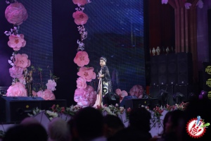 10 йил соғинтирган Юлдуз Усмонова яккахон концерт дастурини намойиш этмоқда