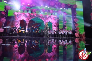 10 йил соғинтирган Юлдуз Усмонова яккахон концерт дастурини намойиш этмоқда