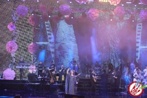 10 йил соғинтирган Юлдуз Усмонова яккахон концерт дастурини намойиш этмоқда