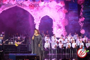 10 йил соғинтирган Юлдуз Усмонова яккахон концерт дастурини намойиш этмоқда