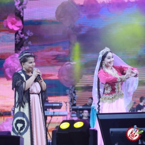 10 йил соғинтирган Юлдуз Усмонова яккахон концерт дастурини намойиш этмоқда