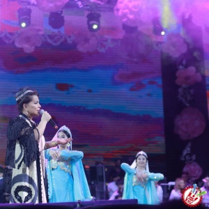 10 йил соғинтирган Юлдуз Усмонова яккахон концерт дастурини намойиш этмоқда