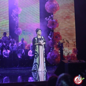 10 йил соғинтирган Юлдуз Усмонова яккахон концерт дастурини намойиш этмоқда