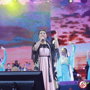 10 йил соғинтирган Юлдуз Усмонова яккахон концерт дастурини намойиш этмоқда