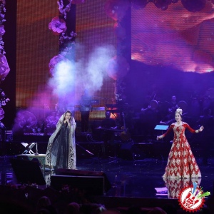 10 йил соғинтирган Юлдуз Усмонова яккахон концерт дастурини намойиш этмоқда