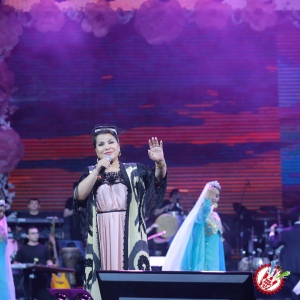 10 йил соғинтирган Юлдуз Усмонова яккахон концерт дастурини намойиш этмоқда