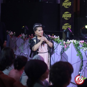 10 йил соғинтирган Юлдуз Усмонова яккахон концерт дастурини намойиш этмоқда