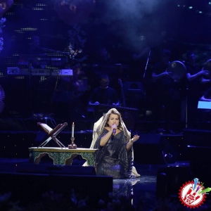 10 йил соғинтирган Юлдуз Усмонова яккахон концерт дастурини намойиш этмоқда