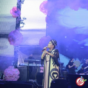 10 йил соғинтирган Юлдуз Усмонова яккахон концерт дастурини намойиш этмоқда