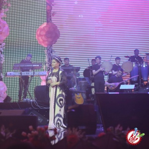 10 йил соғинтирган Юлдуз Усмонова яккахон концерт дастурини намойиш этмоқда