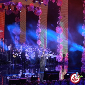 10 йил соғинтирган Юлдуз Усмонова яккахон концерт дастурини намойиш этмоқда