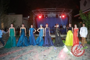 Муниса Ризаева ўзи яратган либослари тўпламининг тадимотини ўтказди (Фоторепортаж)