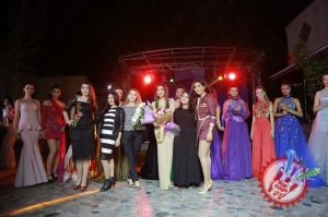 Муниса Ризаева ўзи яратган либослари тўпламининг тадимотини ўтказди (Фоторепортаж)