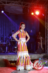 Муниса Ризаева ўзи яратган либослари тўпламининг тадимотини ўтказди (Фоторепортаж)