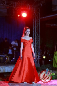 Муниса Ризаева ўзи яратган либослари тўпламининг тадимотини ўтказди (Фоторепортаж)