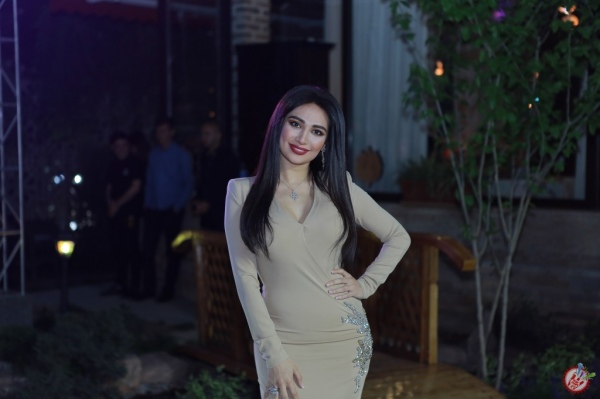 Муниса Ризаева  баҳор-ёз мавсуми учун яратилган либослари тўпламининг намойишини ўтказди