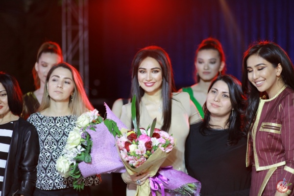 Муниса Ризаева  баҳор-ёз мавсуми учун яратилган либослари тўпламининг намойишини ўтказди