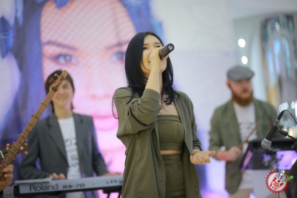 Азиза Низамова альбом тақдимотини ўтказди