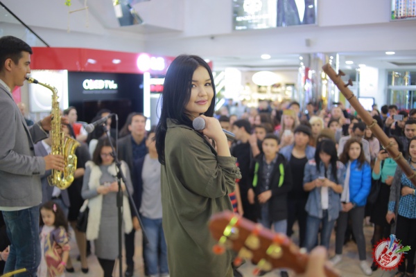 Азиза Низамова альбом тақдимотини ўтказди