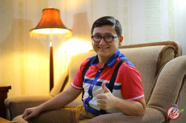 Умар Шамсиев эркатойига бағишлаб қўшиқ куйлади