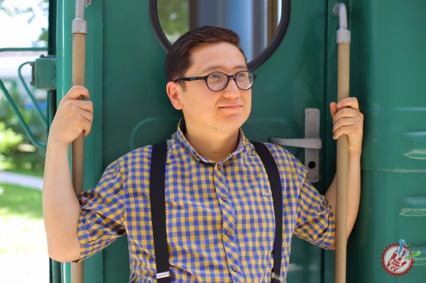 Умар Шамсиев эркатойига бағишлаб қўшиқ куйлади