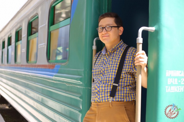 Умар Шамсиев эркатойига бағишлаб қўшиқ куйлади