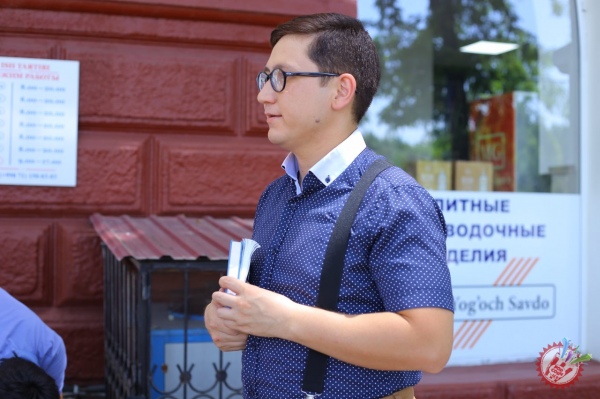 Умар Шамсиев эркатойига бағишлаб қўшиқ куйлади