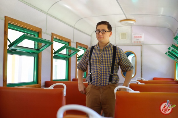 Умар Шамсиев эркатойига бағишлаб қўшиқ куйлади