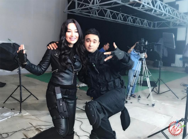 Шоҳруҳхон Асал Шодиева билан бирга сирли совға тайёрламоқда