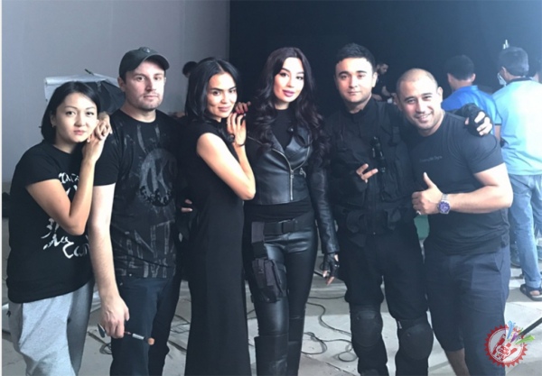 Шоҳруҳхон Асал Шодиева билан бирга сирли совға тайёрламоқда